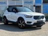 USED 2020 70 VOLVO XC40 2.0 B4 MHEV R-Design SUV 5dr Petrol Hybrid Auto Euro 6 (s/s) (197 ps) Finished in CRYSTAL WHITE MET with contrasting EBONY HEATED LEATHER/ALCANTARA TRIM. This Volvo XC40 is a spacious small SUV with smart styling and a comfortable drive. In short it is a bit of a cracker with a sophisticated look and an upmarket feel. Features include Sat Nav, DAB, B/Tooth, Leather Seats, Power Electric Boot, 18" Alloys, Tints, Cruise and more. Volvo Dealer serviced at 14239 miles, 44913 miles and at 59116 miles.