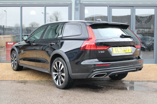 2021 VOLVO V60 CROSS COUNTRY - Photo 2