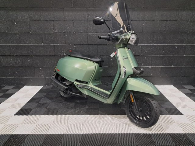 View our LAMBRETTA V125 Special