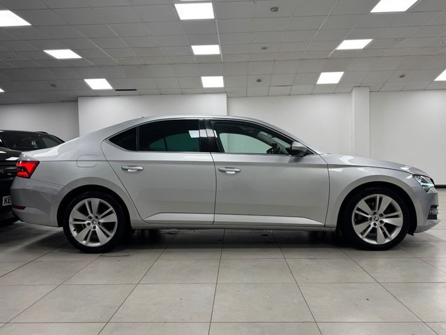 2019 SKODA SUPERB - Photo 4