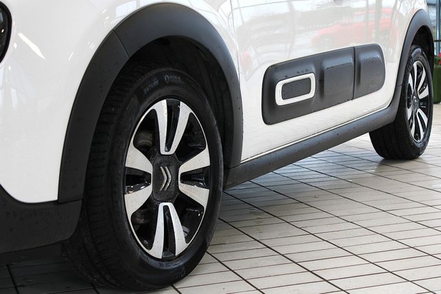 2023 CITROEN C3 1.2 PureTech PLUS Hatchback 5dr Petrol Manual Euro 6 (s/s) (83 ps) - Photo 5