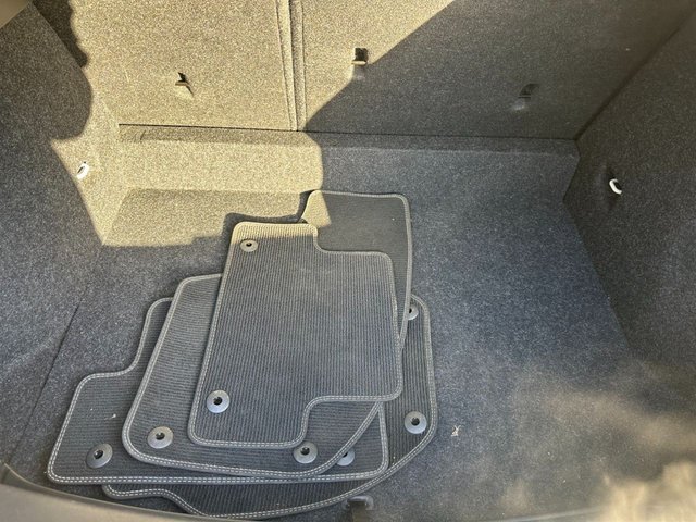 2017 VOLVO V40 2.0 T2 R-Design Hatchback 5dr Petrol Manual Euro 6 (s/s) (122 ps) - Photo 11