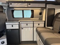 USED 2025 25 VOLKSWAGEN TRANSPORTER 2.0 TDI COMMERCE T30 SWB 150 BHP AUTOMATIC / SWB  / 6 SEATS / CRUISE / CAR PLAY / STONE GREY