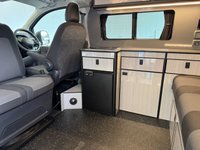 USED 2025 25 VOLKSWAGEN TRANSPORTER 2.0 TDI COMMERCE T30 SWB 150 BHP AUTOMATIC / SWB  / 6 SEATS / CRUISE / CAR PLAY / STONE GREY