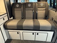 USED 2025 25 VOLKSWAGEN TRANSPORTER 2.0 TDI COMMERCE T30 SWB 150 BHP AUTOMATIC / SWB  / 6 SEATS / CRUISE / CAR PLAY / STONE GREY
