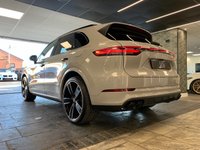 USED 2022 72 PORSCHE CAYENNE 3.0 V6 E-Hybrid 17.9kWh Platinum Edition SUV 5dr Petrol Plug-in Hybrid TiptronicS 4WD Euro 6 (s/s) (3.6kW Charger) (462 ps) STUNNING COLOUR | GREAT SPEC