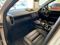 USED 2022 72 PORSCHE CAYENNE 3.0 V6 E-Hybrid 17.9kWh Platinum Edition SUV 5dr Petrol Plug-in Hybrid TiptronicS 4WD Euro 6 (s/s) (3.6kW Charger) (462 ps) STUNNING COLOUR | GREAT SPEC