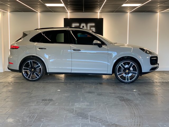 USED 2022 72 PORSCHE CAYENNE 3.0 V6 E-Hybrid 17.9kWh Platinum Edition SUV 5dr Petrol Plug-in Hybrid TiptronicS 4WD Euro 6 (s/s) (3.6kW Charger) (462 ps) STUNNING COLOUR | GREAT SPEC