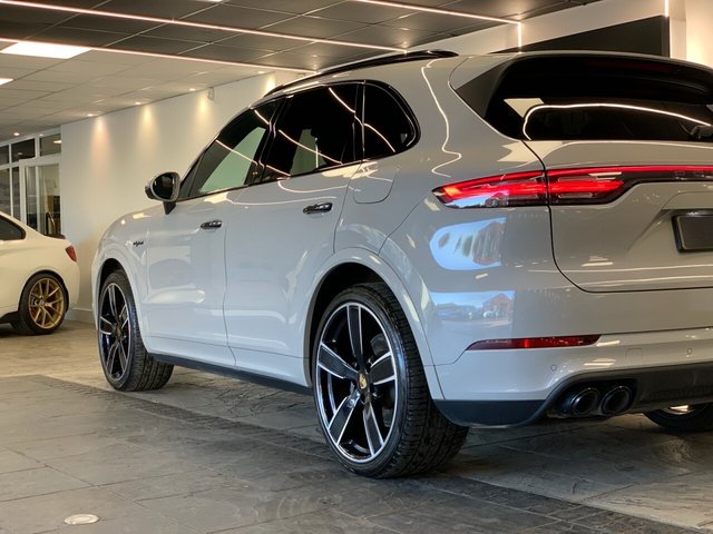 USED 2022 72 PORSCHE CAYENNE 3.0 V6 E-Hybrid 17.9kWh Platinum Edition SUV 5dr Petrol Plug-in Hybrid TiptronicS 4WD Euro 6 (s/s) (3.6kW Charger) (462 ps) STUNNING COLOUR | GREAT SPEC