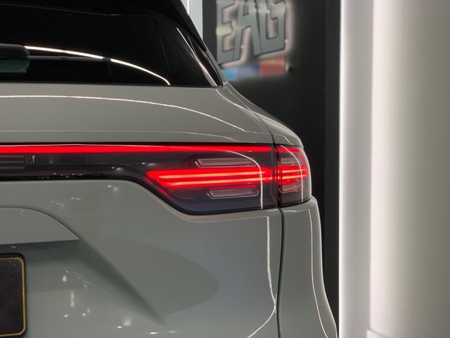 USED 2022 72 PORSCHE CAYENNE 3.0 V6 E-Hybrid 17.9kWh Platinum Edition SUV 5dr Petrol Plug-in Hybrid TiptronicS 4WD Euro 6 (s/s) (3.6kW Charger) (462 ps) STUNNING COLOUR | GREAT SPEC