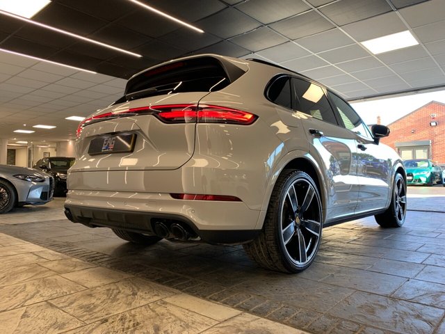USED 2022 72 PORSCHE CAYENNE 3.0 V6 E-Hybrid 17.9kWh Platinum Edition SUV 5dr Petrol Plug-in Hybrid TiptronicS 4WD Euro 6 (s/s) (3.6kW Charger) (462 ps) STUNNING COLOUR | GREAT SPEC