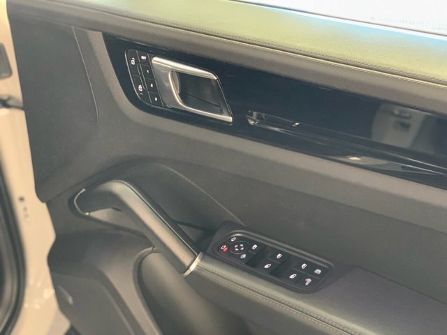 USED 2022 72 PORSCHE CAYENNE 3.0 V6 E-Hybrid 17.9kWh Platinum Edition SUV 5dr Petrol Plug-in Hybrid TiptronicS 4WD Euro 6 (s/s) (3.6kW Charger) (462 ps) STUNNING COLOUR | GREAT SPEC