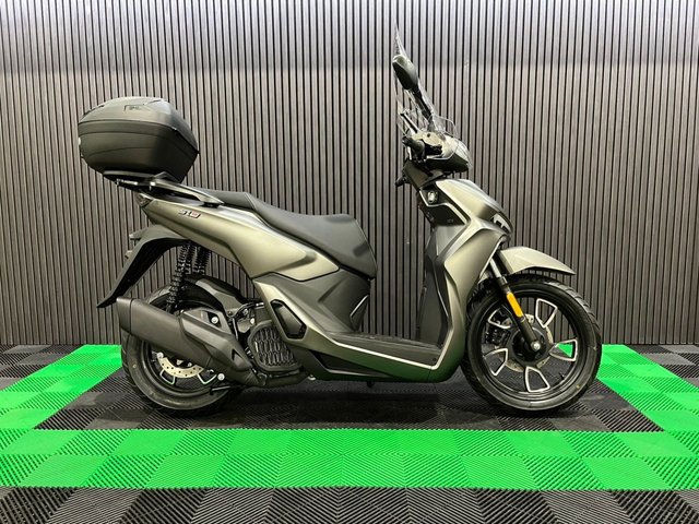 View our VOGE SR16