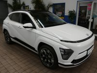 USED 2023 73 HYUNDAI KONA 65.4kWh Ultimate SUV 5dr Electric Auto (218 ps) SAT NAV SUNROOF PART LEATHER REAR VIEW CAMERA CARPLAY PARKING SENSORS 1 OWNER SERVICE HISTORY HYUNDAI WARRANTY TILL NOV 2028