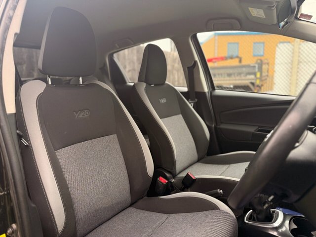 2019 TOYOTA YARIS - Photo 2