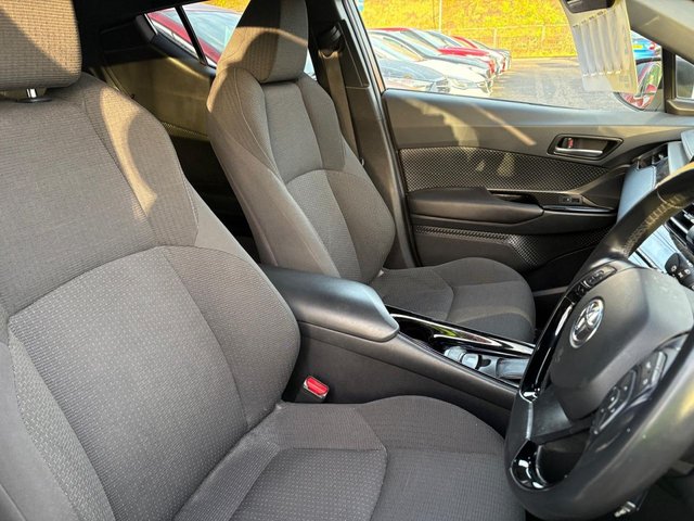 2018 TOYOTA C-HR 1.8 VVT-h Design SUV 5dr Petrol Hybrid CVT Euro 6 (s/s) (122 ps) - Photo 9