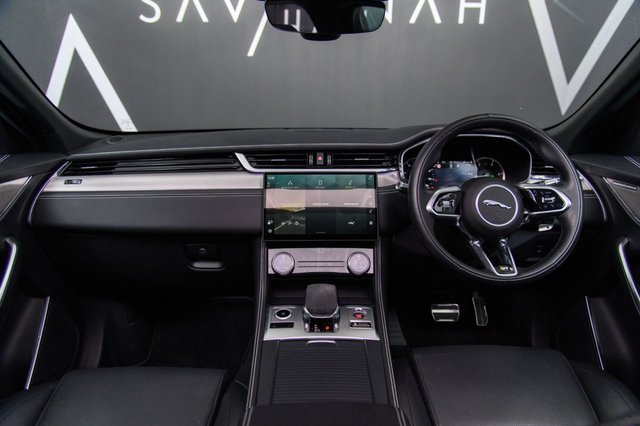 2022 JAGUAR F-PACE - Photo 2