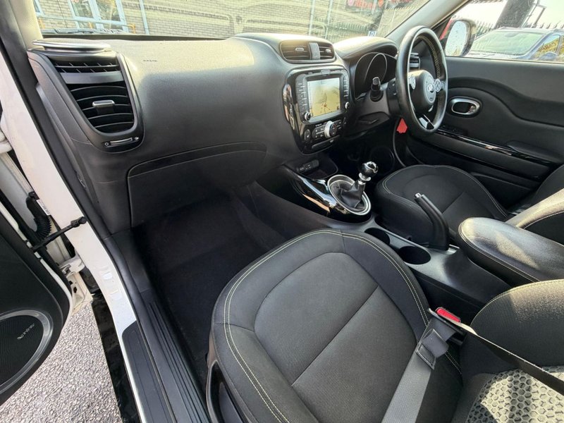 2015 Kia Soul in white — photo 16 of 23