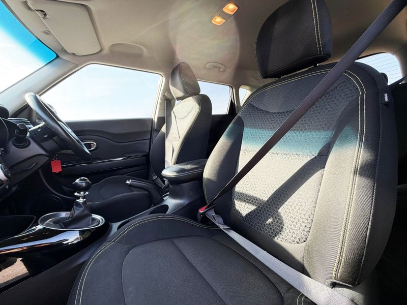 2015 Kia Soul in white — photo 15 of 23