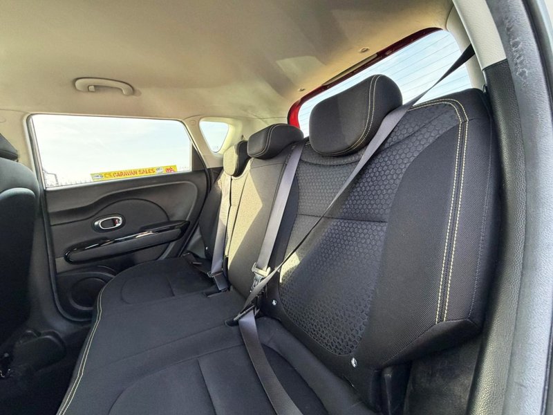 2015 Kia Soul in white — photo 21 of 23