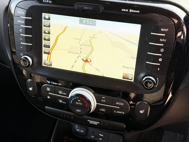 2015 Kia Soul in white — photo 17 of 23