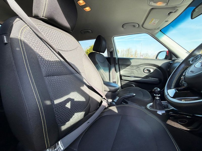 2015 Kia Soul in white — photo 19 of 23