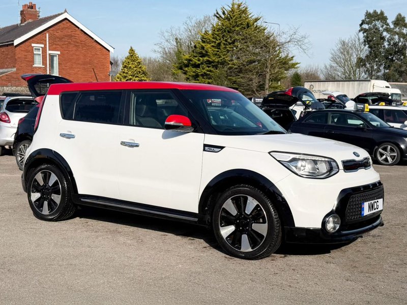 2015 Kia Soul in white — photo 2 of 23