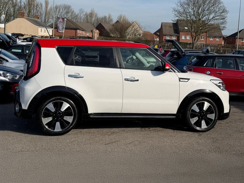 2015 Kia Soul in white — photo 14 of 23