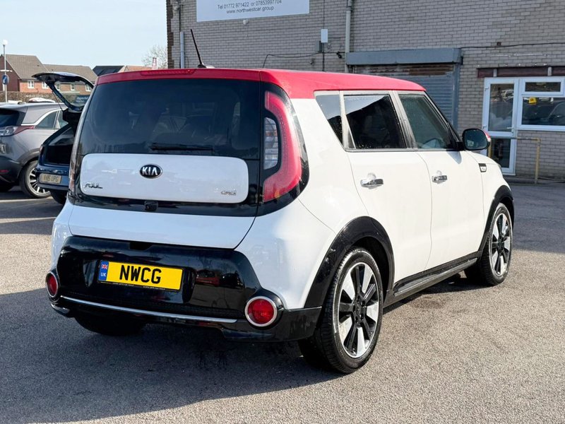 2015 Kia Soul in white — photo 11 of 23