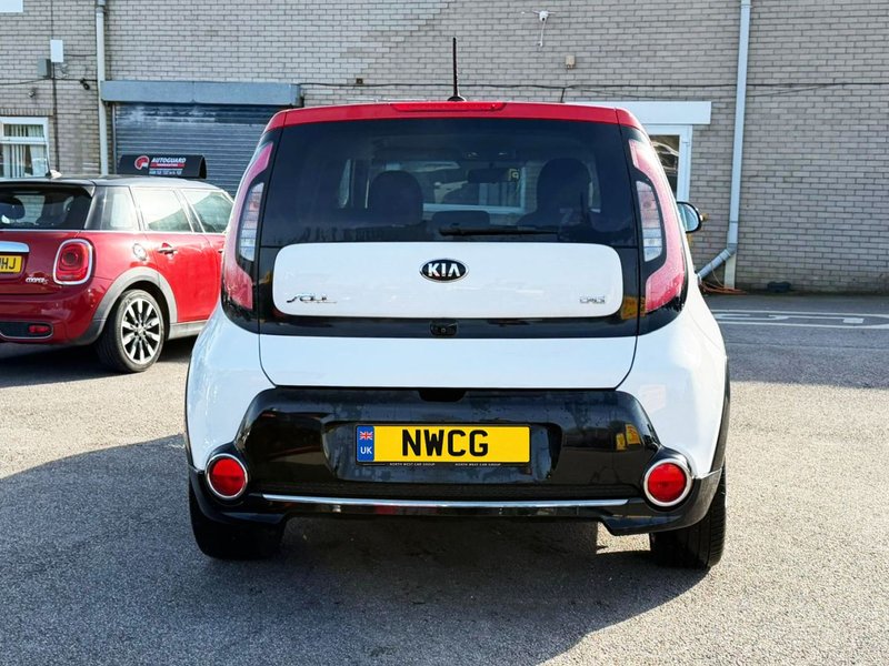 2015 Kia Soul in white — photo 9 of 23