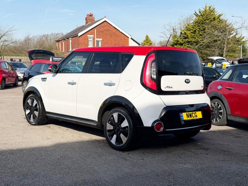 2015 Kia Soul in white — photo 8 of 23
