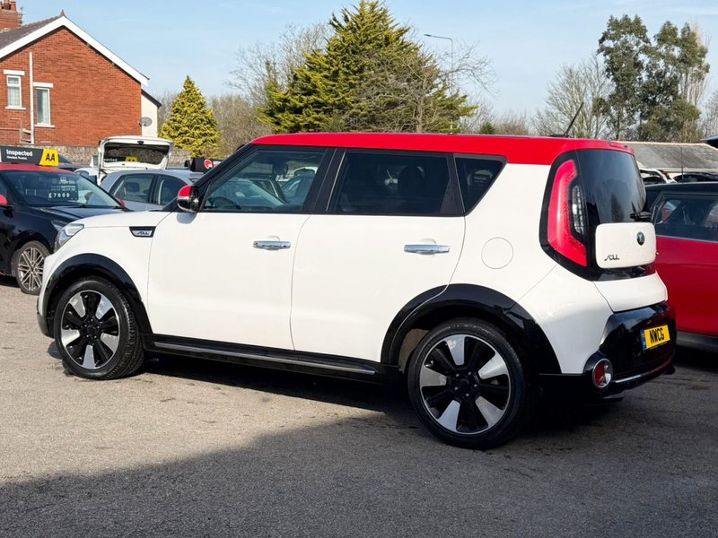 2015 Kia Soul in white — photo 7 of 23