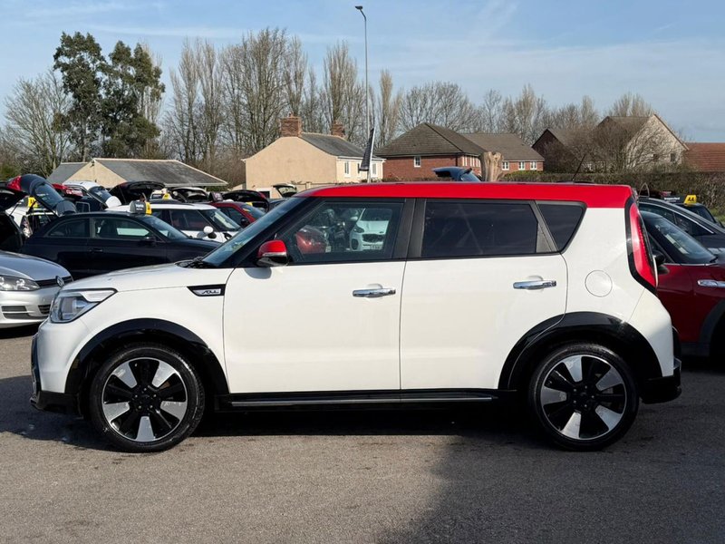 2015 Kia Soul in white — photo 13 of 23