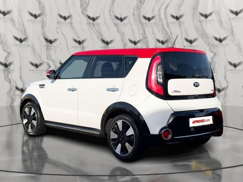 2015 Kia Soul in white — photo 7 of 23