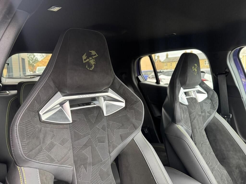 USED 2025 25 ABARTH 600e 54kWh SUV 5dr Electric Auto (240 ps) SABELT SEATS|HEATED WINDSCREEN