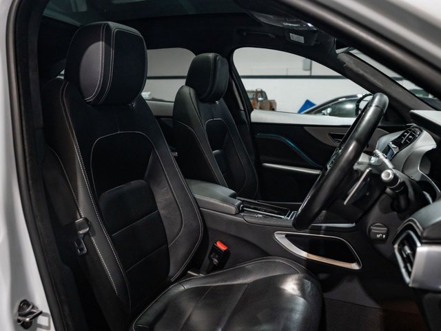 2019 Jaguar F-Pace 2L Chequered Flag 5dr - Photo 6
