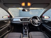 USED 2018 18 KIA STONIC 1.0 T-GDi 2 SUV 5dr Petrol Manual Euro 6 (s/s) (118 bhp) 7 Services! Climate control A/C, Cruise control, Bluetooth, USB & AUX input, Power folding wingmirrors, DAB radio, LED daytime running lights, Rear parking sensors, Auto Headlights, Apple Car Play, Android Auto.