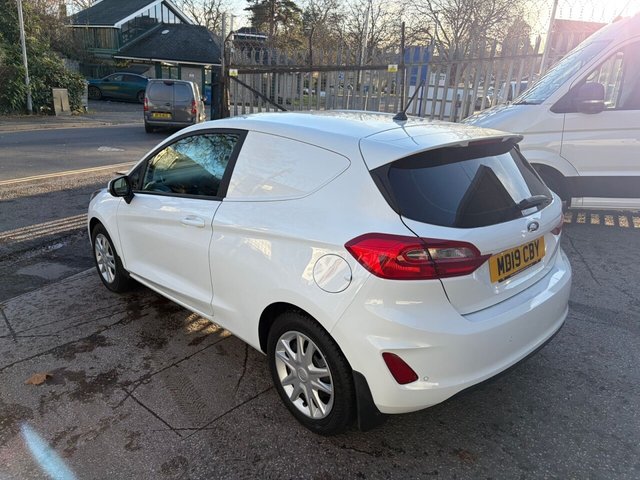 2019 FORD FIESTA VAN - Photo 3