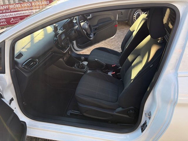 2019 FORD FIESTA VAN - Photo 6