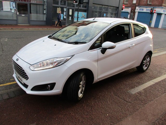 2015 FORD FIESTA 1.25 Zetec Hatchback 3dr Petrol Manual Euro 6 (82 ps) WOW YES 21K ONLY ,ONE PREVIOUS OWNER ,JUST BEEN SERVICED AND MOTED ,2 KEYS ,ALLOYS , AIR-CON ,PRISTINE EXAMPLE , - Photo 3