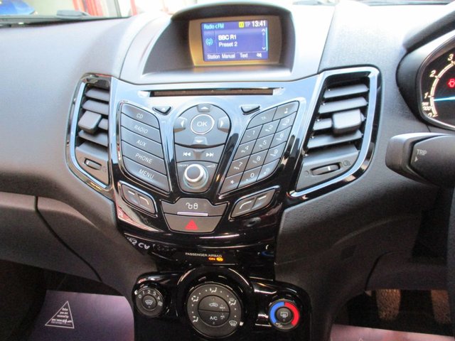 2015 FORD FIESTA 1.25 Zetec Hatchback 3dr Petrol Manual Euro 6 (82 ps) WOW YES 21K ONLY ,ONE PREVIOUS OWNER ,JUST BEEN SERVICED AND MOTED ,2 KEYS ,ALLOYS , AIR-CON ,PRISTINE EXAMPLE , - Photo 7