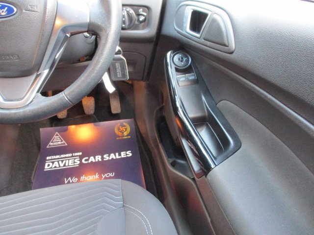 2015 FORD FIESTA 1.25 Zetec Hatchback 3dr Petrol Manual Euro 6 (82 ps) WOW YES 21K ONLY ,ONE PREVIOUS OWNER ,JUST BEEN SERVICED AND MOTED ,2 KEYS ,ALLOYS , AIR-CON ,PRISTINE EXAMPLE , - Photo 9