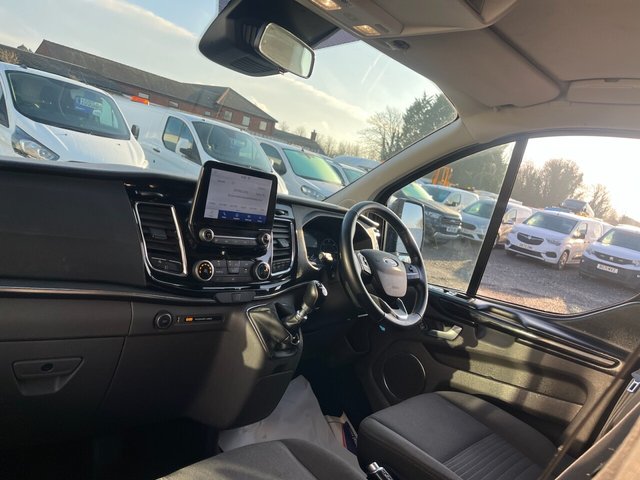 2021 Ford Tourneo Custom 2L Titanium 5dr - Photo 11