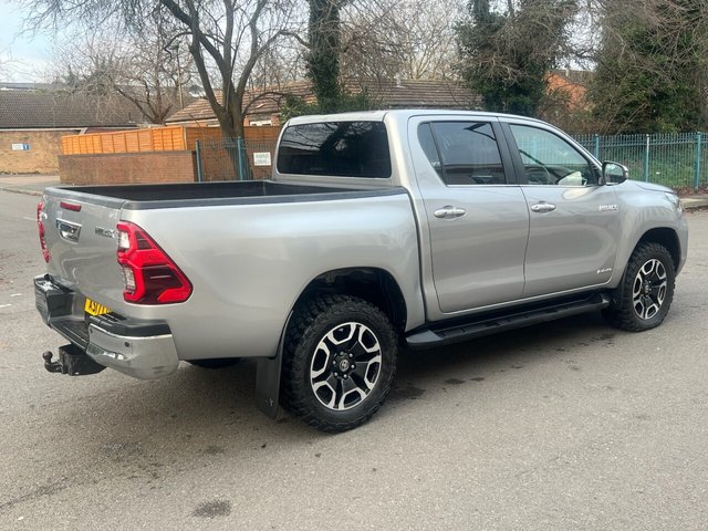 2021 TOYOTA HI-LUX 2.8 D-4D Invincible Pickup Double Cab 4dr Diesel Auto 4WD Euro 6 (s/s) (204 ps) - Photo 3
