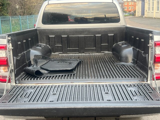 2021 TOYOTA HI-LUX 2.8 D-4D Invincible Pickup Double Cab 4dr Diesel Auto 4WD Euro 6 (s/s) (204 ps) - Photo 9