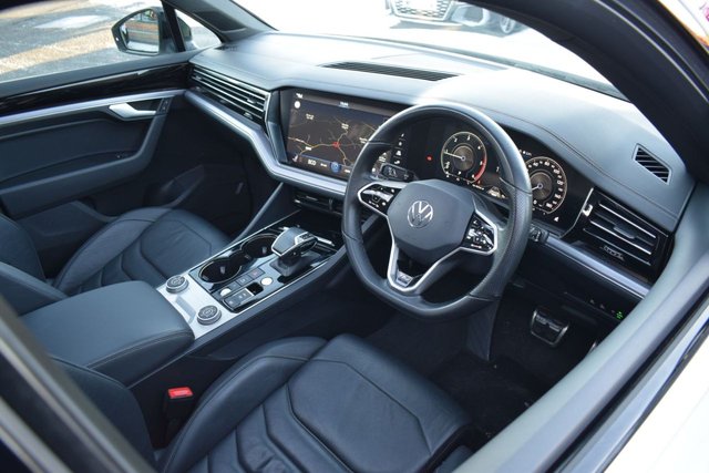2021 Volkswagen Touareg 3L Black Edition 5dr - Photo 3