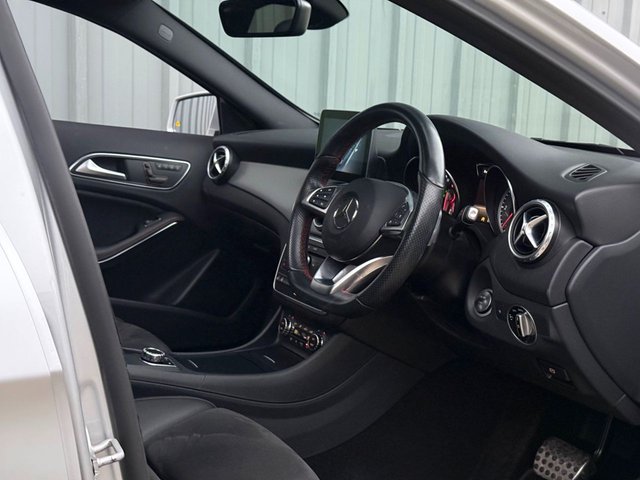 2016 MERCEDES-BENZ GLA GLA200d AMG Line (Premium Plus) 2.1 SUV 5dr Diesel 7G-DCT 4MATIC Euro 6 (s/s) (136 ps) - Photo 5
