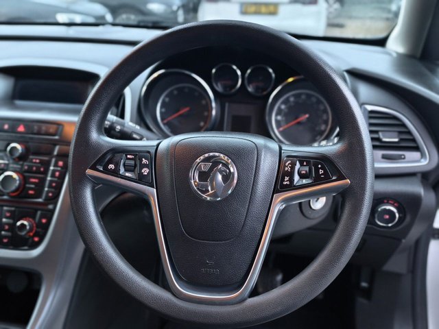 2015 VAUXHALL ASTRA - Photo 3