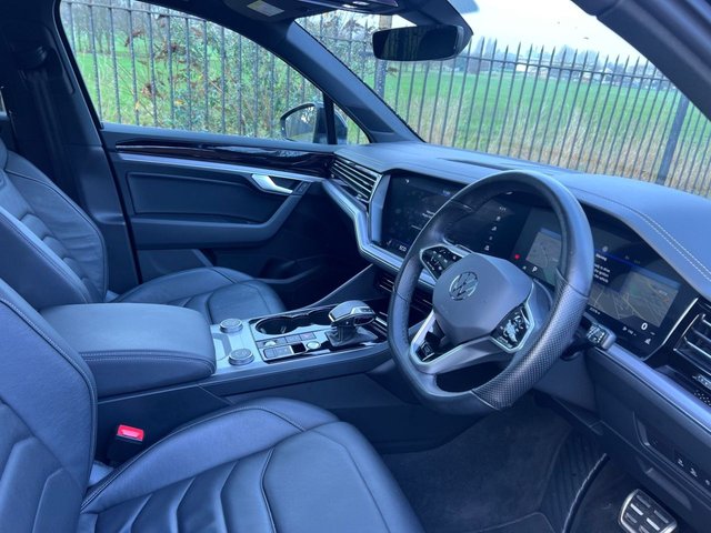 2023 Volkswagen Touareg 3L Black Edition 5dr - Photo 2