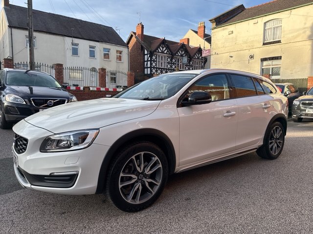 2017 Volvo V60 Cross Country 2L Lux Nav 5dr - Photo 2